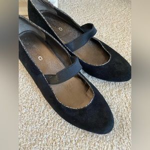 DKNYC Mary Jane Strap Black Low Heel Wedge Shoe Sz 9.5 Excel Condition-Gold Trim